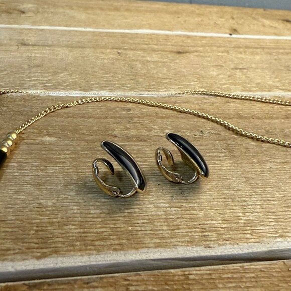 Vintage 70's Avon Gold Tone Black Enameled Necklace & Triangle Clip On Earrings - Picture 2 of 6